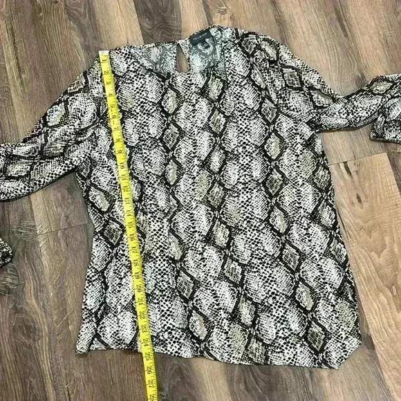 The Limited snake print a symmetrical Women’s Large blouse long sleeve top - Picture 10 of 12